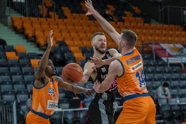 沿江而跑不 沿江而跑不